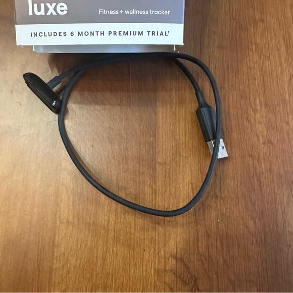 Stylish Fitbit Luxe fitness tracker in black - Picture 2 of 4